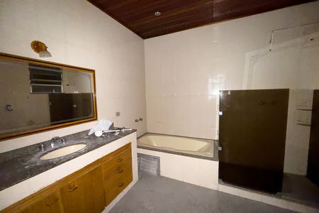 Casa à venda com 362m², 5 quartos e 2 vagasBanheiro 2