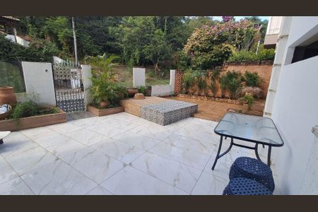 Casa à venda com 326m², 4 quartos e 2 vagas