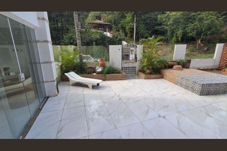 Casa à venda com 326m², 4 quartos e 2 vagas