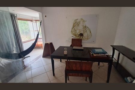 Casa à venda com 4 quartos, 326m² em Pendotiba, Niterói