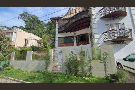 Casa à venda com 326m², 4 quartos e 2 vagas