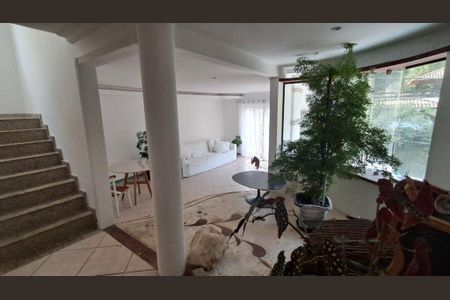 Casa à venda com 326m², 4 quartos e 2 vagas