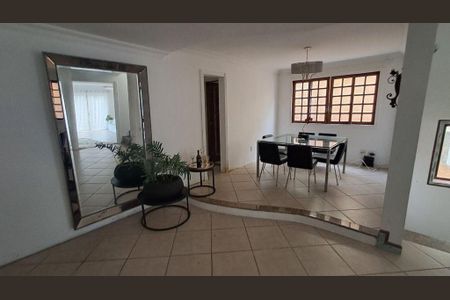 Casa à venda com 326m², 4 quartos e 2 vagas