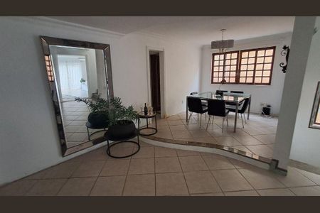 Casa à venda com 326m², 4 quartos e 2 vagas