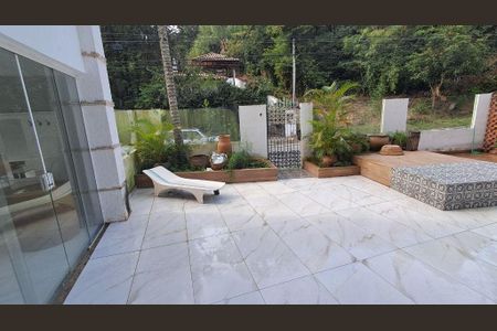 Casa à venda com 326m², 4 quartos e 2 vagas