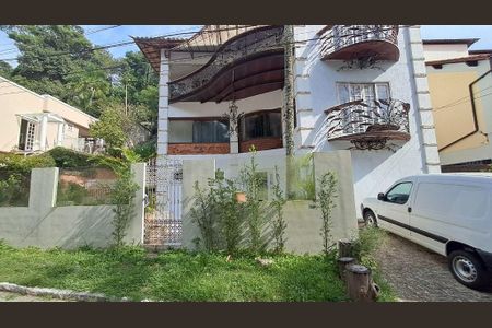 Casa à venda com 326m², 4 quartos e 2 vagas