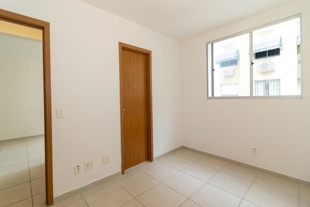 Quarto 2 de apartamento para alugar com 2 quartos, 50m² em Jardim Sulacap, Rio de Janeiro