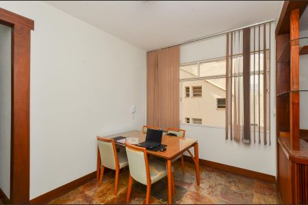 Apartamento à venda com 130m², 3 quartos e 2 vagas Apartamento à venda com 130m², 3 quartos e 2 vagasSala de Jantar