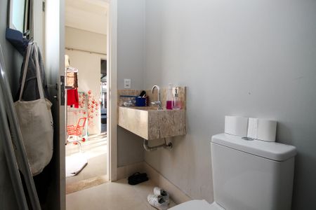 Casa de condomínio para alugar com 358m², 4 quartos e 4 vagasBanheiro de Serviço