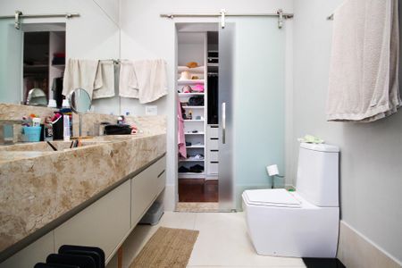Casa de condomínio para alugar com 358m², 4 quartos e 4 vagasBanheiro Suíte 1