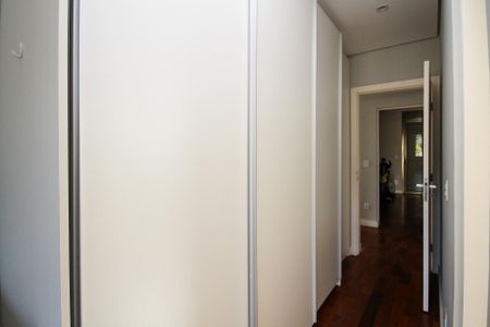 Casa de condomínio para alugar com 358m², 4 quartos e 4 vagasCloset Suíte 3