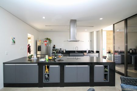Casa de condomínio para alugar com 358m², 4 quartos e 4 vagasCozinha