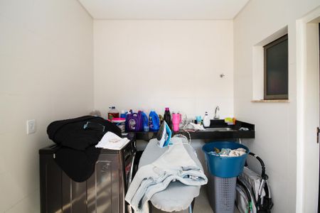 Casa de condomínio para alugar com 358m², 4 quartos e 4 vagasLavanderia