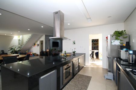 Casa de condomínio para alugar com 358m², 4 quartos e 4 vagasCozinha
