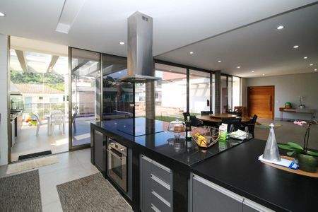 Casa de condomínio para alugar com 358m², 4 quartos e 4 vagasCozinha