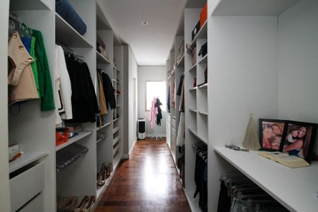 Casa de condomínio para alugar com 358m², 4 quartos e 4 vagasCloset Suíte 1