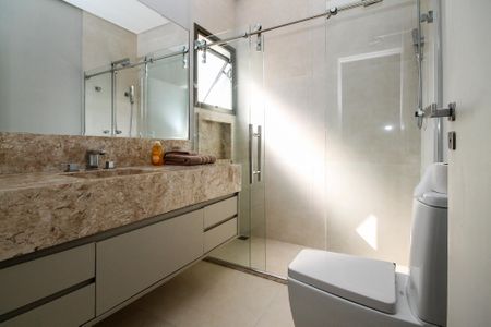 Casa de condomínio para alugar com 358m², 4 quartos e 4 vagasBanheiro Suíte 4