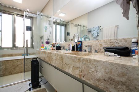 Casa de condomínio para alugar com 358m², 4 quartos e 4 vagasBanheiro Suíte 1