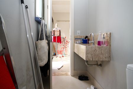 Casa de condomínio para alugar com 358m², 4 quartos e 4 vagasBanheiro de Serviço