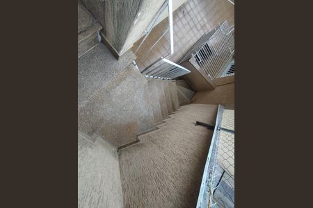 Casa à venda com 330m², 4 quartos e 6 vagas Casa à venda com 330m², 4 quartos e 6 vagasEscada
