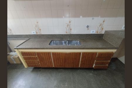Casa à venda com 330m², 4 quartos e 6 vagas Casa à venda com 330m², 4 quartos e 6 vagasCozinha - Torneira