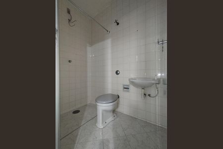 Casa à venda com 330m², 4 quartos e 6 vagas Casa à venda com 330m², 4 quartos e 6 vagasBanheiro de serviço
