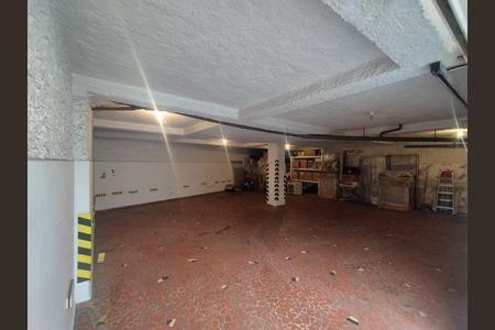 Casa à venda com 330m², 4 quartos e 6 vagas Casa à venda com 330m², 4 quartos e 6 vagasGaragem
