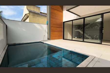 Casa de condomínio à venda com 180m², 3 quartos e 1 vagaQuintal