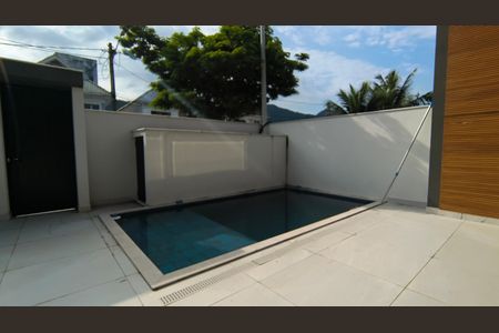 Casa de condomínio à venda com 180m², 3 quartos e 1 vagaQuintal