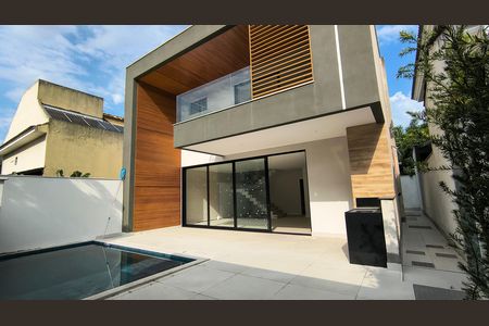 Casa de condomínio à venda com 180m², 3 quartos e 1 vagaQuintal