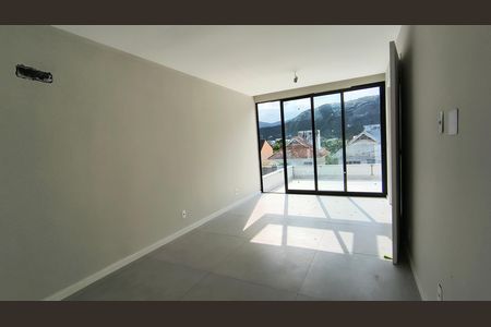 Casa de condomínio à venda com 180m², 3 quartos e 1 vagaCobertura 