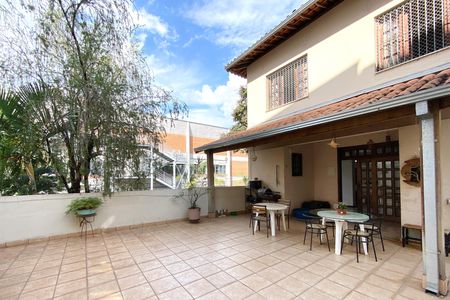 Casa à venda com 283m², 4 quartos e 4 vagas Casa à venda com 283m², 4 quartos e 4 vagasQuintal