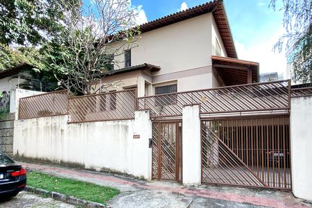 Casa à venda com 283m², 4 quartos e 4 vagas Casa à venda com 283m², 4 quartos e 4 vagasFachada
