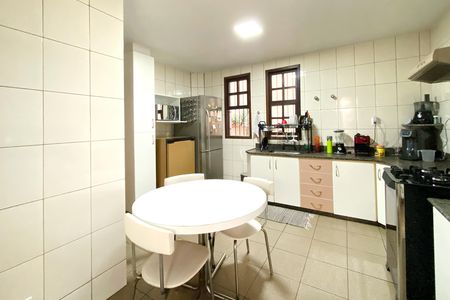 Casa à venda com 283m², 4 quartos e 4 vagas Casa à venda com 283m², 4 quartos e 4 vagasCozinha