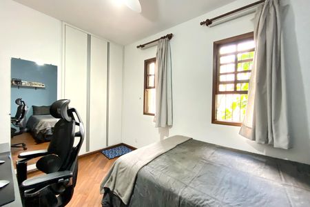 Casa à venda com 283m², 4 quartos e 4 vagas Casa à venda com 283m², 4 quartos e 4 vagasQuarto 4