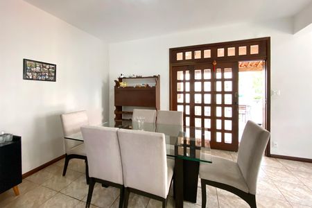 Casa à venda com 283m², 4 quartos e 4 vagas Casa à venda com 283m², 4 quartos e 4 vagasSala de Jantar