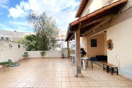 Casa à venda com 283m², 4 quartos e 4 vagas Casa à venda com 283m², 4 quartos e 4 vagasQuintal