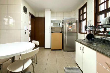 Casa à venda com 283m², 4 quartos e 4 vagas Casa à venda com 283m², 4 quartos e 4 vagasCozinha
