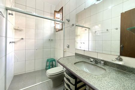 Casa à venda com 283m², 4 quartos e 4 vagas Casa à venda com 283m², 4 quartos e 4 vagasBanheiro