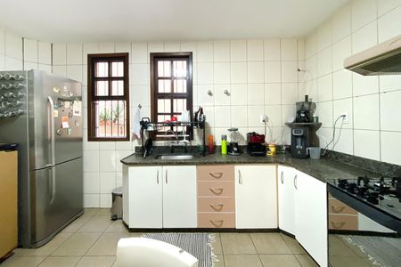 Casa à venda com 283m², 4 quartos e 4 vagas Casa à venda com 283m², 4 quartos e 4 vagasCozinha