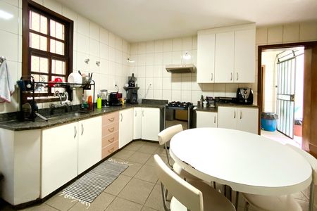Casa à venda com 283m², 4 quartos e 4 vagas Casa à venda com 283m², 4 quartos e 4 vagasCozinha