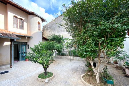 Casa à venda com 283m², 4 quartos e 4 vagas Casa à venda com 283m², 4 quartos e 4 vagasQuintal