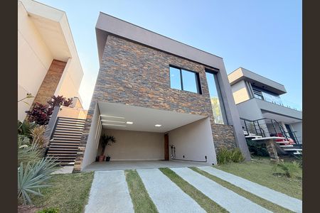 Casa de condomínio à venda com 208m², 3 quartos e 4 vagasFachada