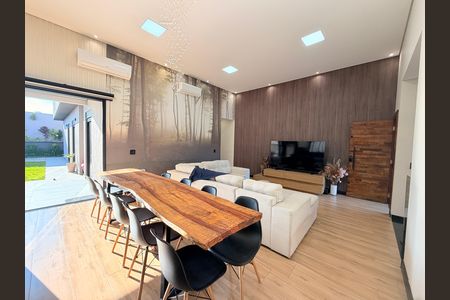 Casa de condomínio à venda com 208m², 3 quartos e 4 vagasSala