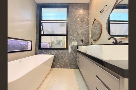Casa de condomínio à venda com 208m², 3 quartos e 4 vagasBanheiro da Suíte