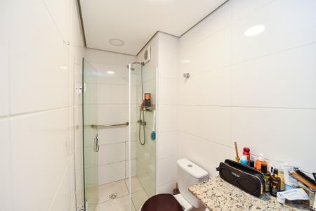 Banheiro de apartamento à venda com 1 quarto, 54m² em Jardim Itu, Porto Alegre