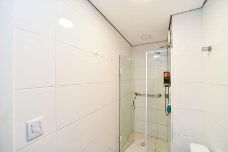 Banheiro de apartamento à venda com 1 quarto, 54m² em Jardim Itu, Porto Alegre