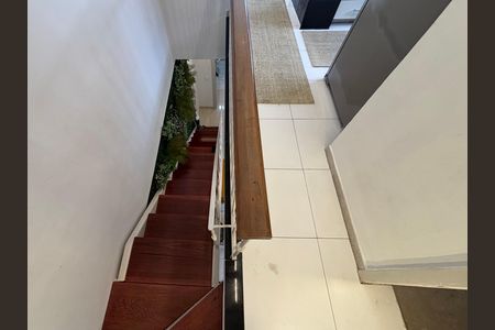 Apartamento para alugar com 100m², 2 quartos e 1 vaga Apartamento para alugar com 100m², 2 quartos e 1 vagaEscada