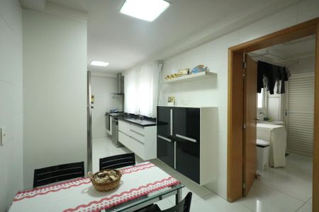 Apartamento à venda com 173m², 3 quartos e 3 vagas Apartamento à venda com 173m², 3 quartos e 3 vagasCozinha