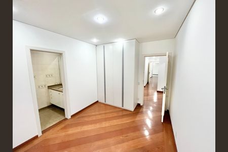 Apartamento à venda com 290m², 5 quartos e 4 vagas Apartamento à venda com 290m², 5 quartos e 4 vagasQuarto 3 - Suíte